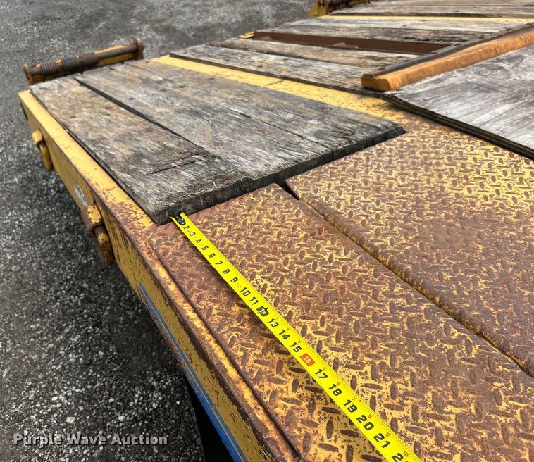 image for item EG1593 2005 Eager Beaver  20XPT equipment trailer