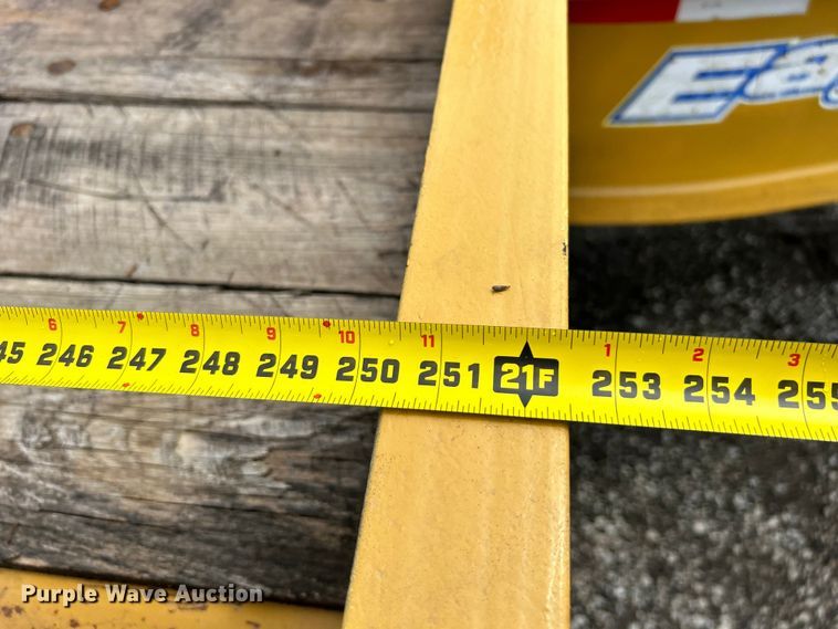 image for item EG1593 2005 Eager Beaver  20XPT equipment trailer