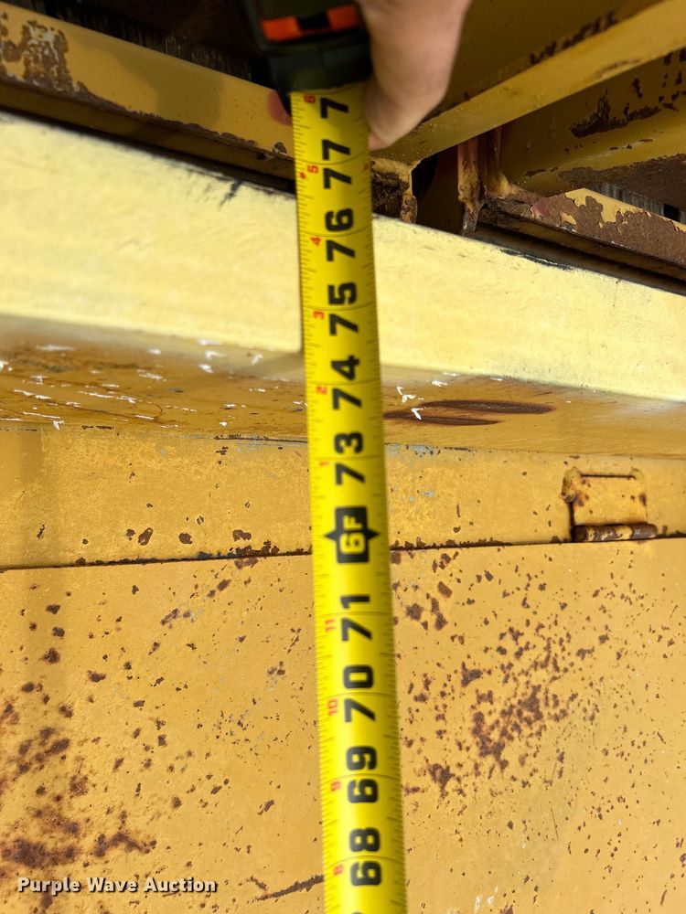 image for item EG1593 2005 Eager Beaver  20XPT equipment trailer