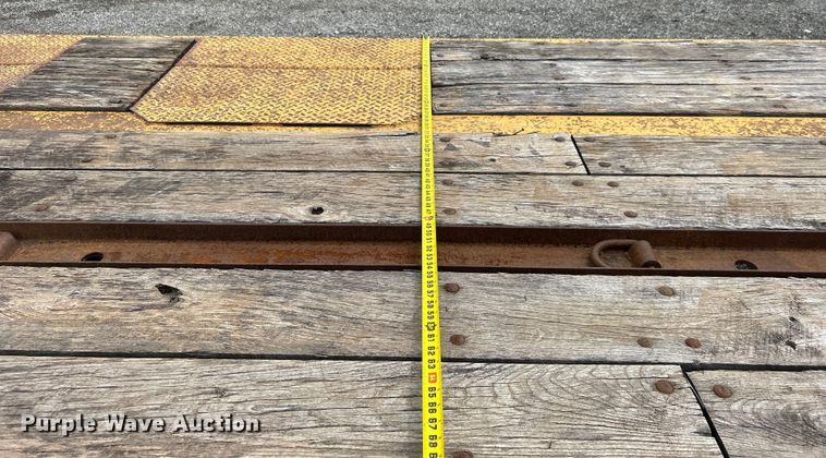 image for item EG1593 2005 Eager Beaver  20XPT equipment trailer