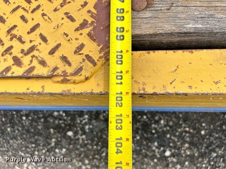 image for item EG1593 2005 Eager Beaver  20XPT equipment trailer