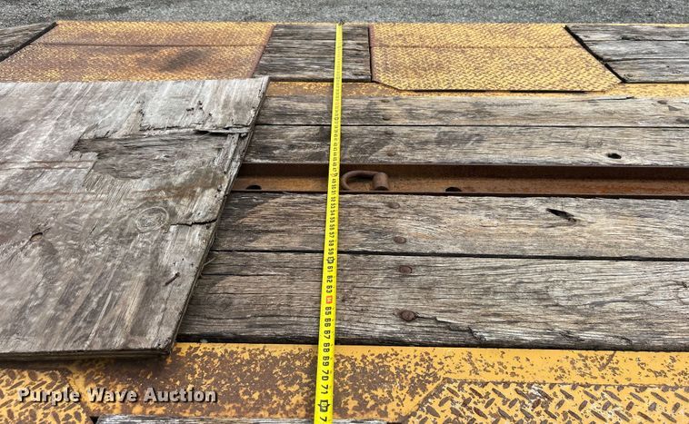 image for item EG1593 2005 Eager Beaver  20XPT equipment trailer