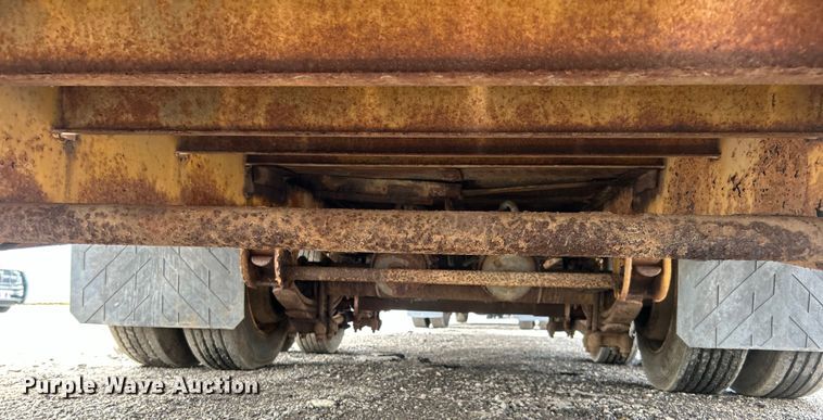 image for item EG1593 2005 Eager Beaver  20XPT equipment trailer