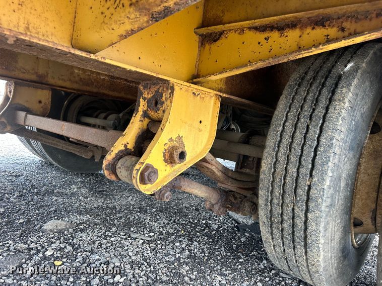 image for item EG1593 2005 Eager Beaver  20XPT equipment trailer