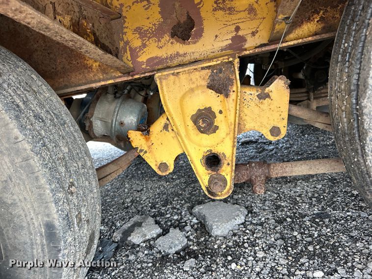 image for item EG1593 2005 Eager Beaver  20XPT equipment trailer