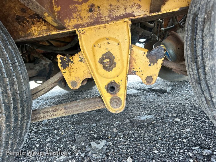 image for item EG1593 2005 Eager Beaver  20XPT equipment trailer