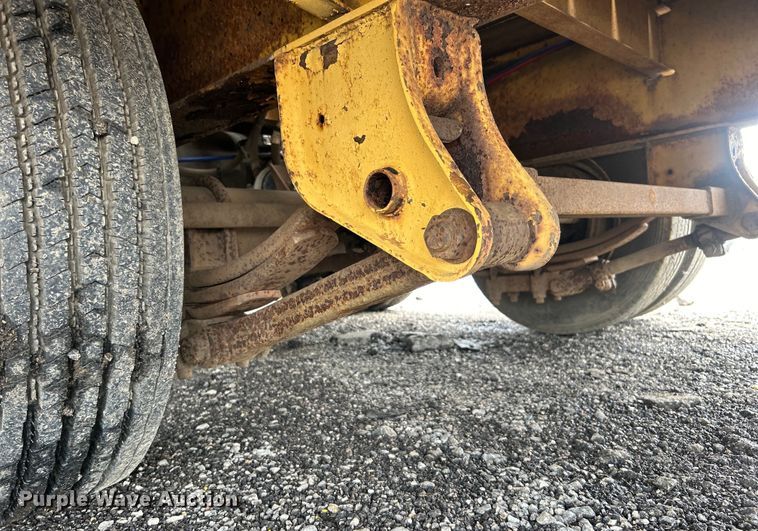 image for item EG1593 2005 Eager Beaver  20XPT equipment trailer