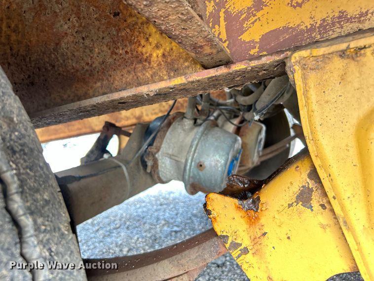 image for item EG1593 2005 Eager Beaver  20XPT equipment trailer