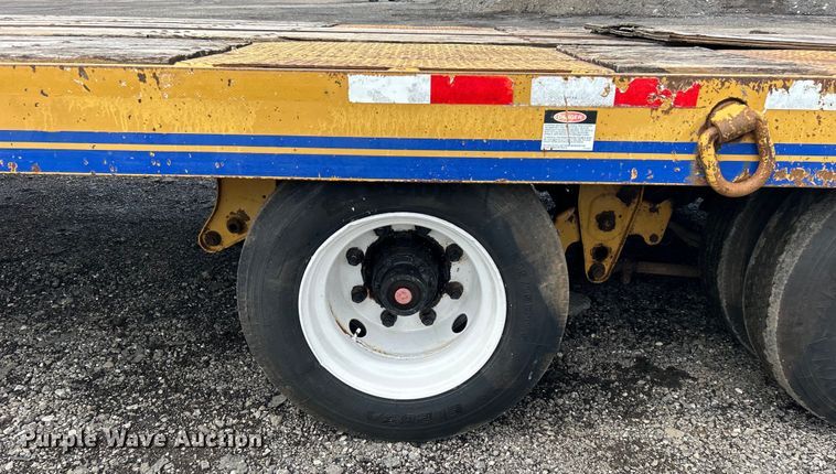 image for item EG1593 2005 Eager Beaver  20XPT equipment trailer