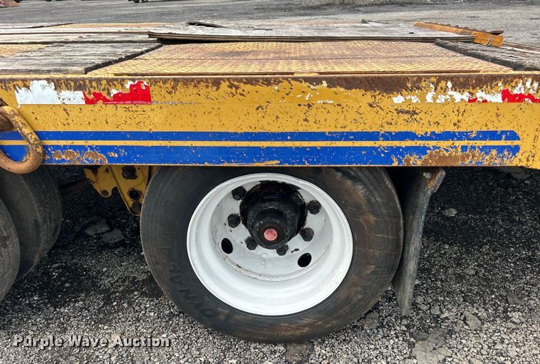 image for item EG1593 2005 Eager Beaver  20XPT equipment trailer