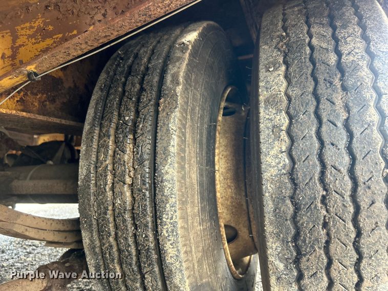 image for item EG1593 2005 Eager Beaver  20XPT equipment trailer