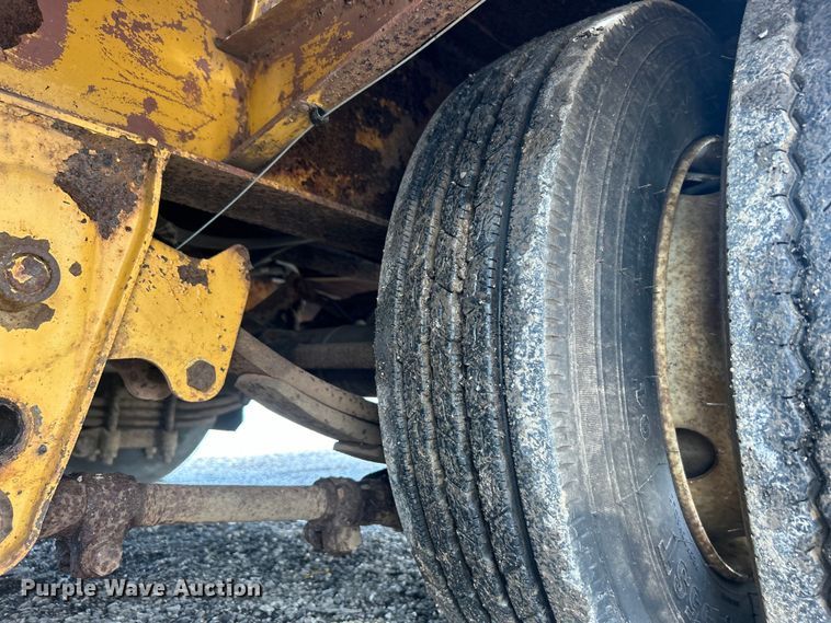 image for item EG1593 2005 Eager Beaver  20XPT equipment trailer