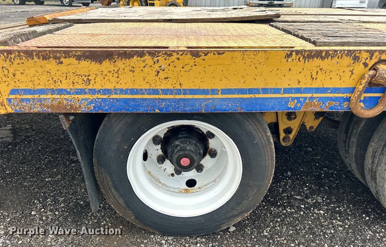 image for item EG1593 2005 Eager Beaver  20XPT equipment trailer