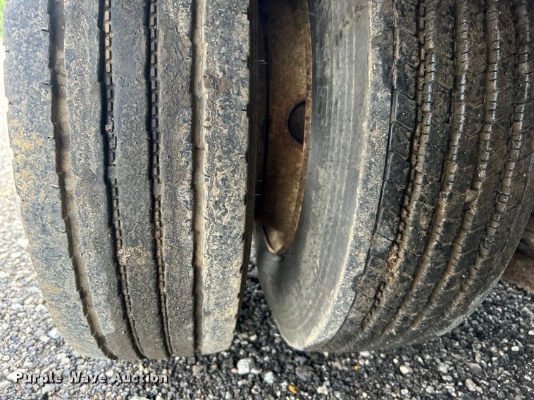 image for item EG1593 2005 Eager Beaver  20XPT equipment trailer