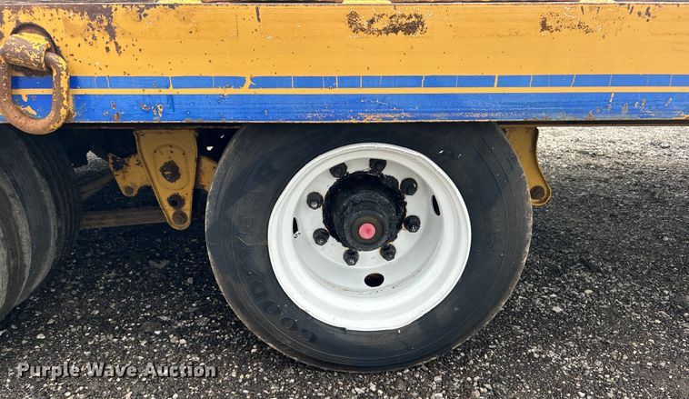 image for item EG1593 2005 Eager Beaver  20XPT equipment trailer