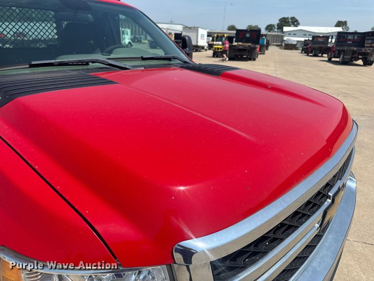 image for item EH6834 2011 Chevrolet  Silverado 3500HD dump flatbed pickup truck