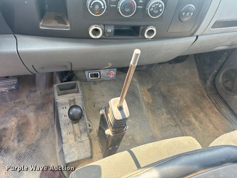 image for item EH6834 2011 Chevrolet  Silverado 3500HD dump flatbed pickup truck