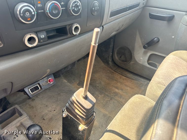 image for item EH6834 2011 Chevrolet  Silverado 3500HD dump flatbed pickup truck