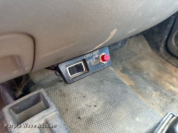 image for item EH6834 2011 Chevrolet  Silverado 3500HD dump flatbed pickup truck