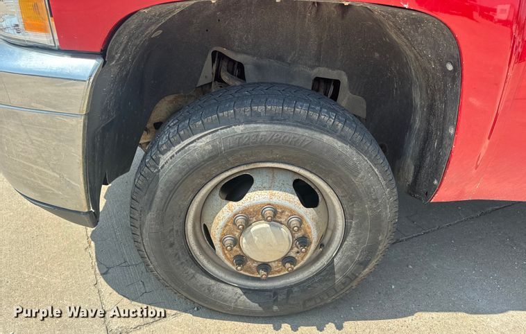 image for item EH6834 2011 Chevrolet  Silverado 3500HD dump flatbed pickup truck