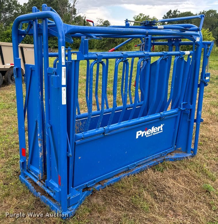 image for item EH6876 Priefert livestock squeeze chute