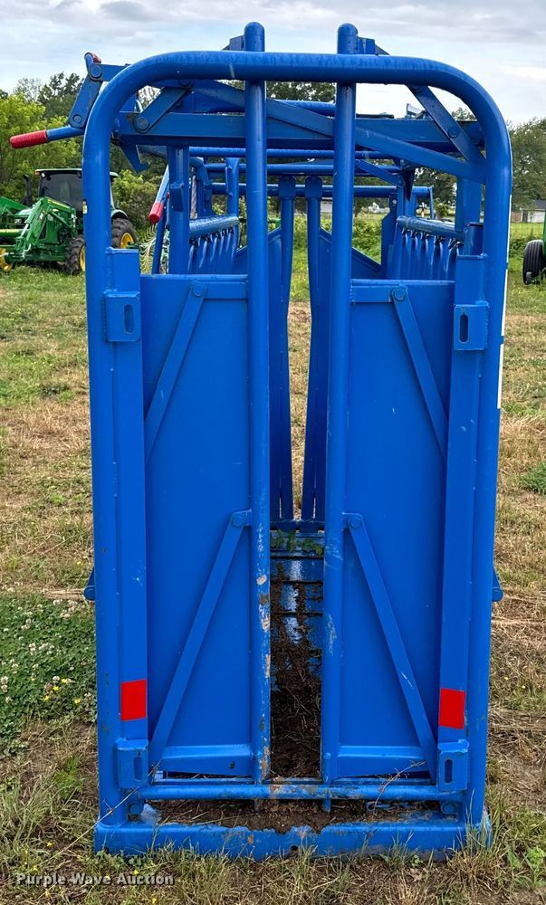 image for item EH6876 Priefert livestock squeeze chute