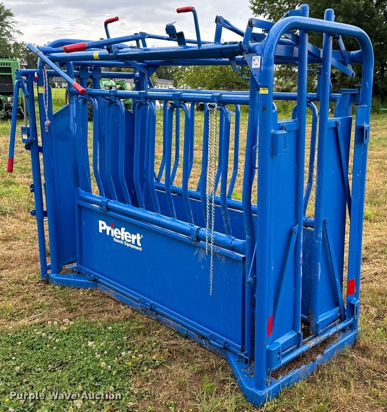 image for item EH6876 Priefert livestock squeeze chute
