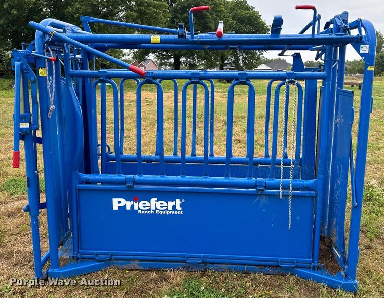image for item EH6876 Priefert livestock squeeze chute