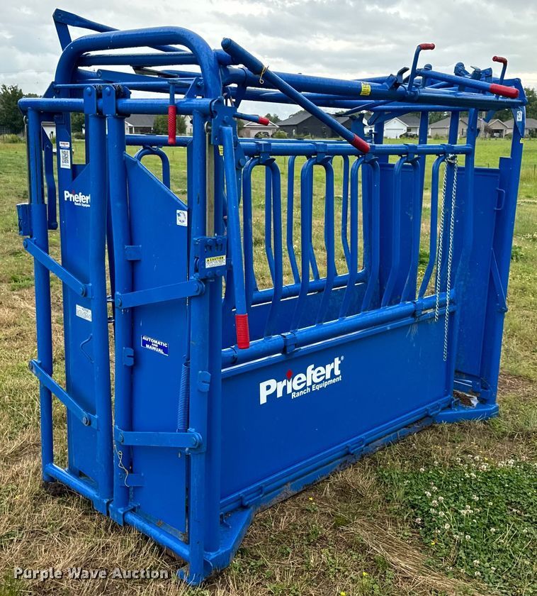 image for item EH6876 Priefert livestock squeeze chute