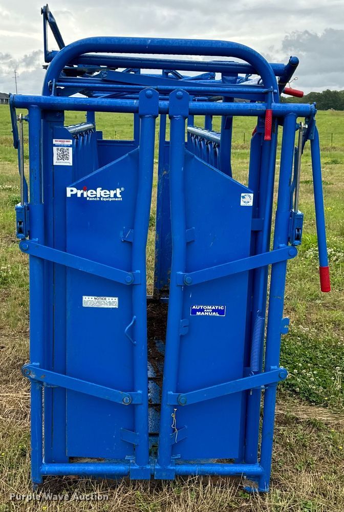 image for item EH6876 Priefert livestock squeeze chute