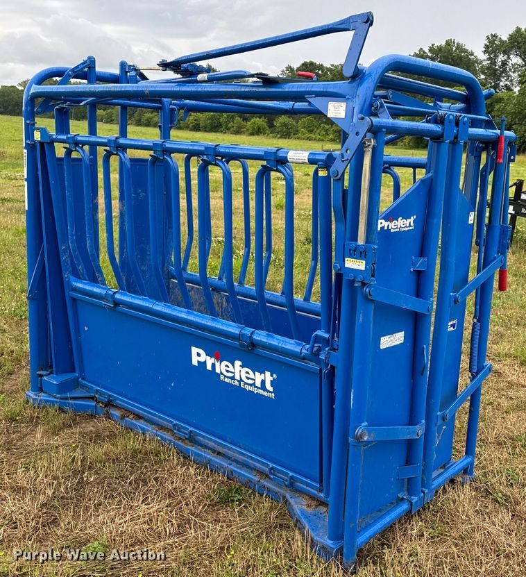 image for item EH6876 Priefert livestock squeeze chute