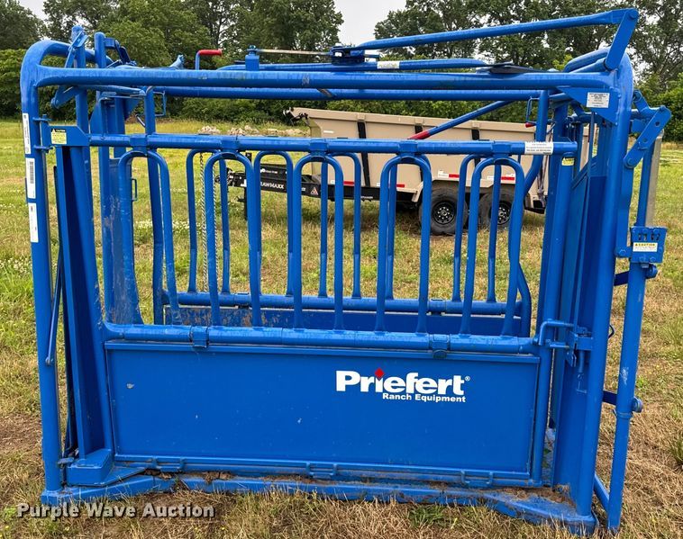 image for item EH6876 Priefert livestock squeeze chute