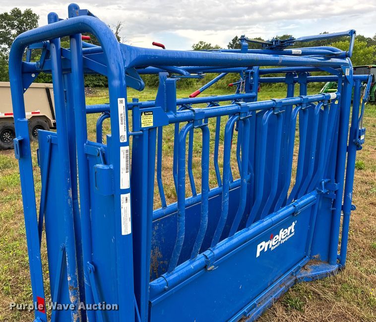 image for item EH6876 Priefert livestock squeeze chute