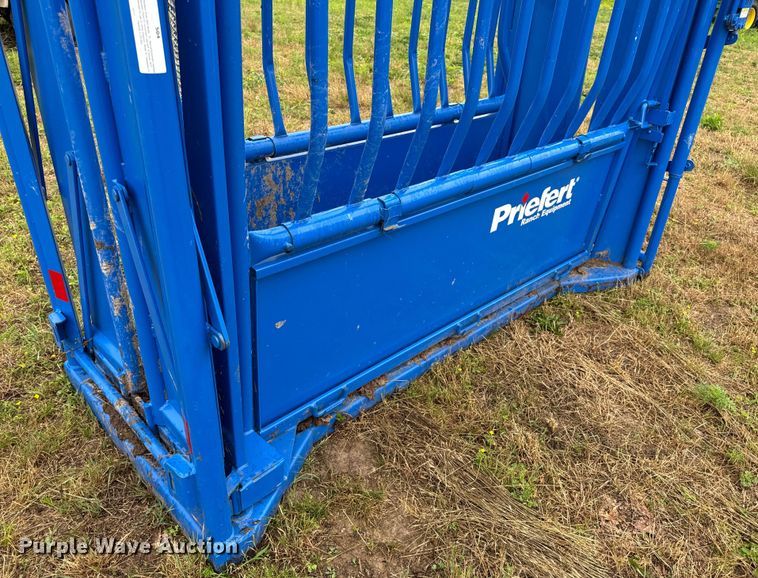 image for item EH6876 Priefert livestock squeeze chute