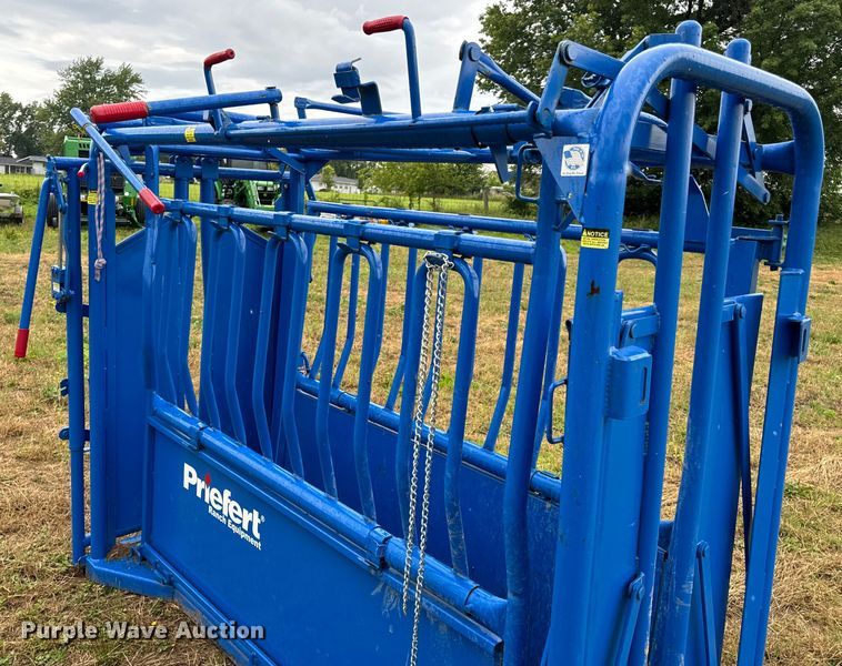 image for item EH6876 Priefert livestock squeeze chute