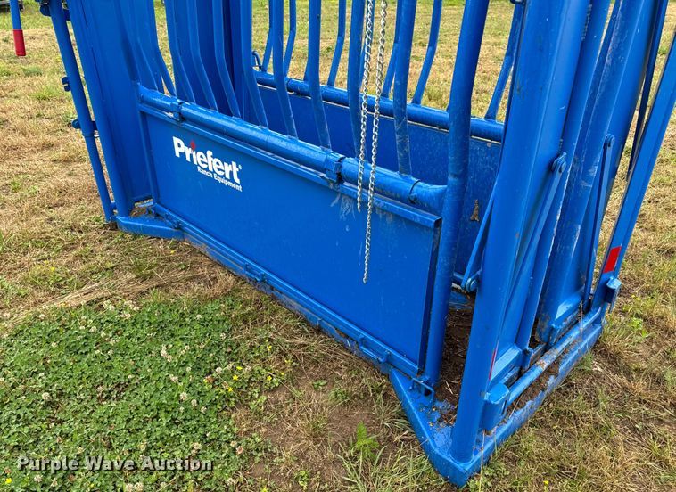 image for item EH6876 Priefert livestock squeeze chute
