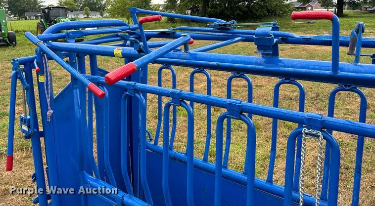 image for item EH6876 Priefert livestock squeeze chute