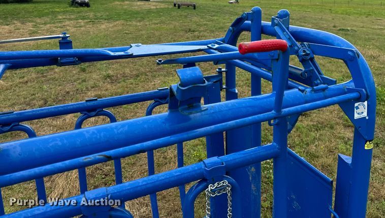 image for item EH6876 Priefert livestock squeeze chute