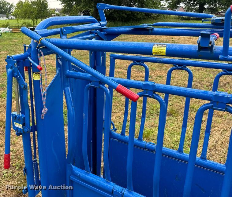 image for item EH6876 Priefert livestock squeeze chute