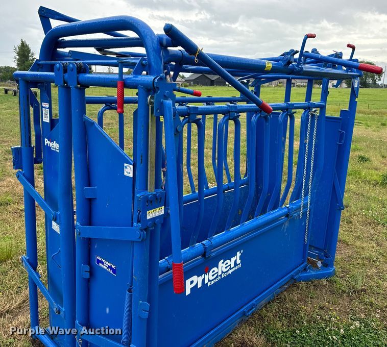 image for item EH6876 Priefert livestock squeeze chute