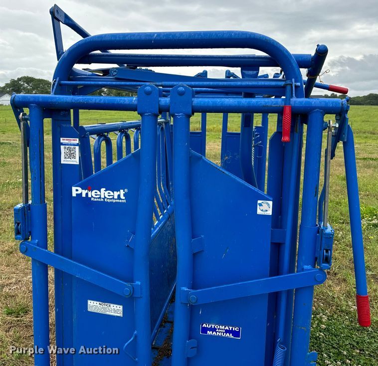 image for item EH6876 Priefert livestock squeeze chute