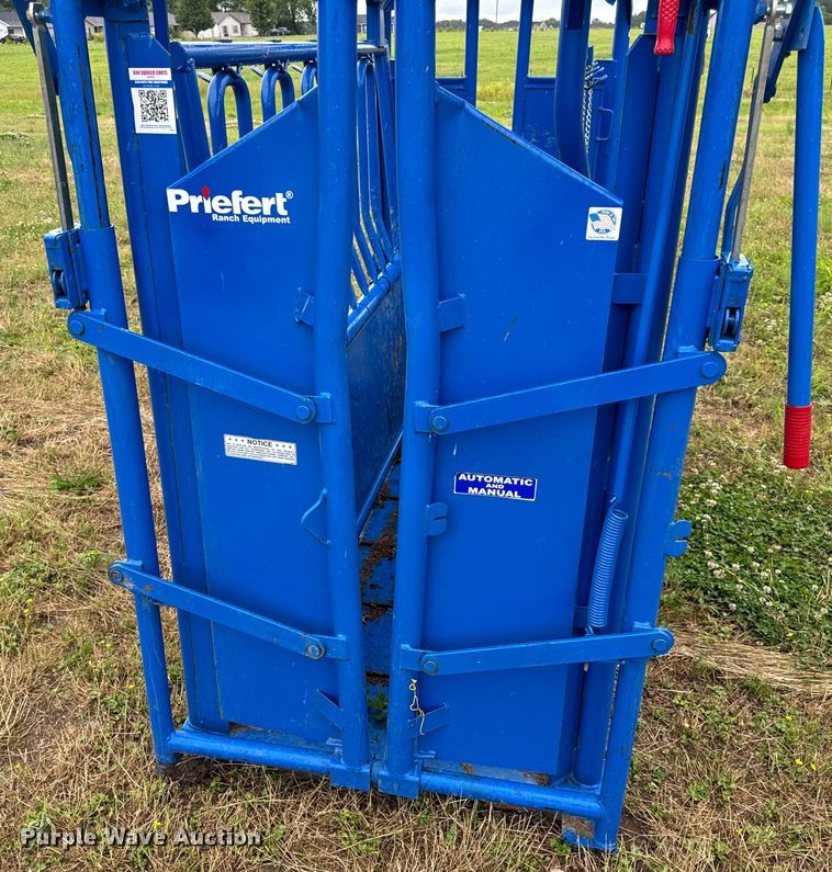 image for item EH6876 Priefert livestock squeeze chute