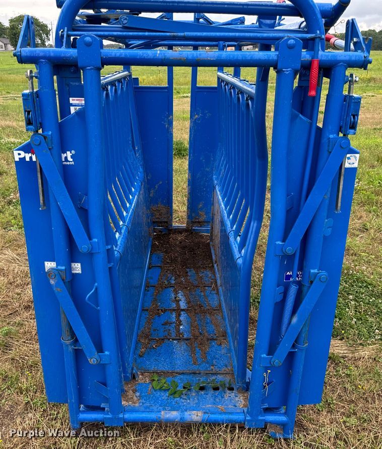 image for item EH6876 Priefert livestock squeeze chute