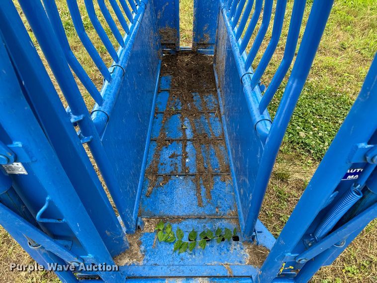 image for item EH6876 Priefert livestock squeeze chute