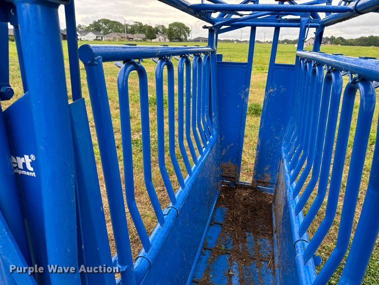 image for item EH6876 Priefert livestock squeeze chute