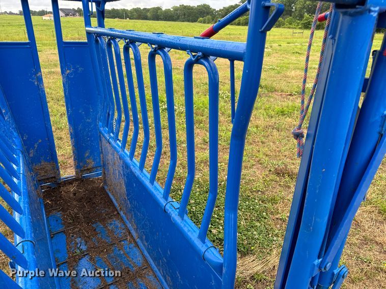 image for item EH6876 Priefert livestock squeeze chute
