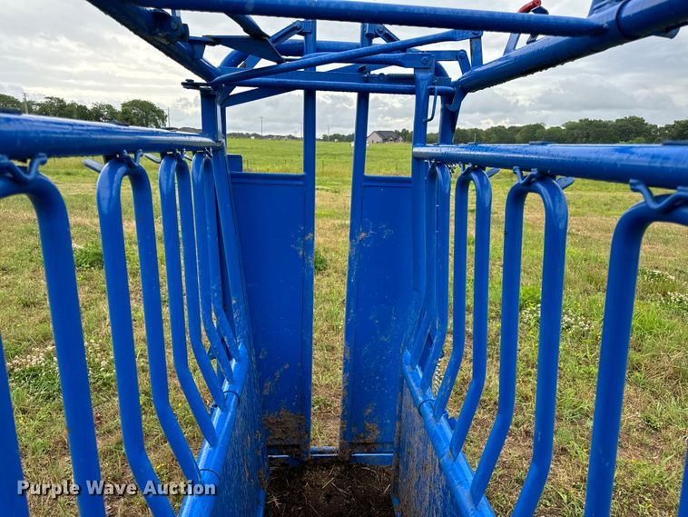 image for item EH6876 Priefert livestock squeeze chute