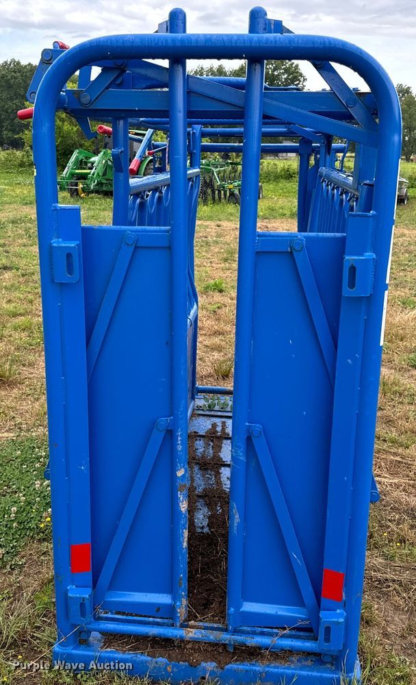 image for item EH6876 Priefert livestock squeeze chute