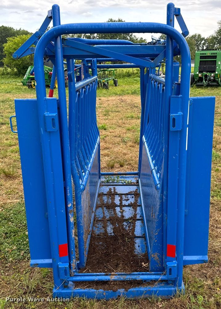 image for item EH6876 Priefert livestock squeeze chute
