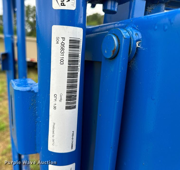 image for item EH6876 Priefert livestock squeeze chute